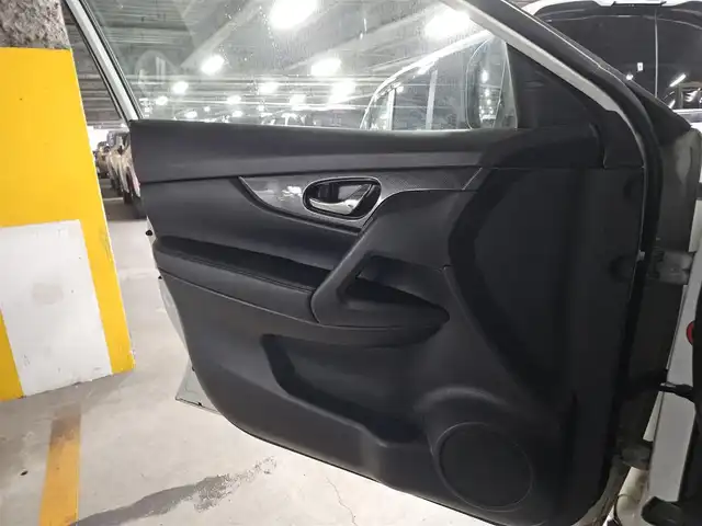 日産 エクストレイル ハイブリッド 20X エマージェンシーブレーキ 宮崎県 2016(平28)年 8.8万km ブリリアントホワイトパール 4WD/純正MOPナビ/フルセグTV/リモコンオートバックドア/アラウンドビューモニター/ビルトインETC/クルーズコントロール/エマージェンシーブレーキ/踏み間違い衝突防止アシスト/車線逸脱警報/進入禁止標識検知システム/フロント/バックソナー/LEDヘッドランプ/革巻きステアリング/ステアリングスイッチ/合皮防水シート/前席シートヒーター/純正17インチアルミホイール/スマートキー/プッシュエンジンスターター/イモビライザー/禁煙車