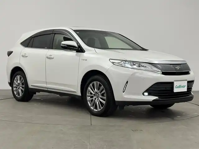 トヨタ ハリアー ハイブリッド プレミアム 愛知県 2018(平30)年 6.8万km ホワイトパールクリスタルシャイン ・サンルーフ/・純正９インチナビ/フルセグTV/（CD/DVD/BT再生可能）/NSZT-Y66T/・バックカメラ/・黒ハーフレザーシート/・電動バックドア/・電動シート（運転席）/・電動パーキング/・クルーズコントロール/・プリクラッシュセーフティ/・レーンキープアシスト/・純正１８インチAW/235/55/R18/・純正LEDライト/・純正フロアマット/・スマートキー/・ETC