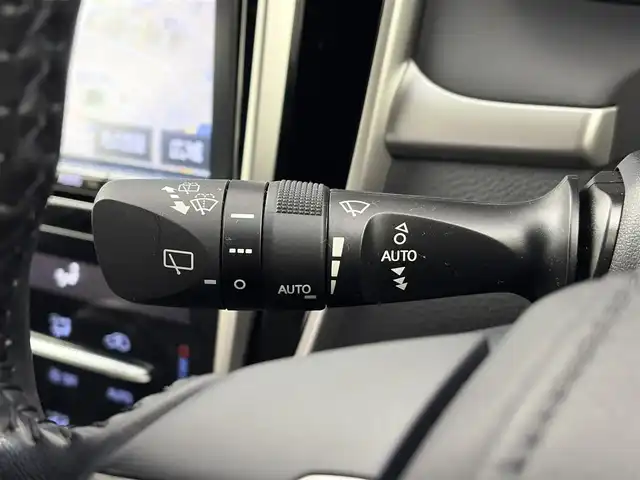 トヨタ ハリアー ハイブリッド プレミアム 愛知県 2018(平30)年 6.8万km ホワイトパールクリスタルシャイン ・サンルーフ/・純正９インチナビ/フルセグTV/（CD/DVD/BT再生可能）/NSZT-Y66T/・バックカメラ/・黒ハーフレザーシート/・電動バックドア/・電動シート（運転席）/・電動パーキング/・クルーズコントロール/・プリクラッシュセーフティ/・レーンキープアシスト/・純正１８インチAW/235/55/R18/・純正LEDライト/・純正フロアマット/・スマートキー/・ETC