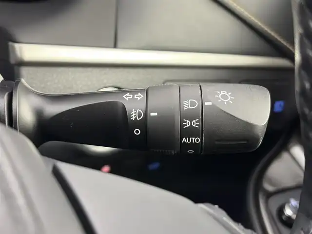 トヨタ ハリアー ハイブリッド プレミアム 愛知県 2018(平30)年 6.8万km ホワイトパールクリスタルシャイン ・サンルーフ/・純正９インチナビ/フルセグTV/（CD/DVD/BT再生可能）/NSZT-Y66T/・バックカメラ/・黒ハーフレザーシート/・電動バックドア/・電動シート（運転席）/・電動パーキング/・クルーズコントロール/・プリクラッシュセーフティ/・レーンキープアシスト/・純正１８インチAW/235/55/R18/・純正LEDライト/・純正フロアマット/・スマートキー/・ETC