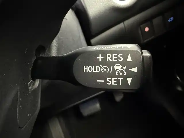 トヨタ ハリアー ハイブリッド プレミアム 愛知県 2018(平30)年 6.8万km ホワイトパールクリスタルシャイン ・サンルーフ/・純正９インチナビ/フルセグTV/（CD/DVD/BT再生可能）/NSZT-Y66T/・バックカメラ/・黒ハーフレザーシート/・電動バックドア/・電動シート（運転席）/・電動パーキング/・クルーズコントロール/・プリクラッシュセーフティ/・レーンキープアシスト/・純正１８インチAW/235/55/R18/・純正LEDライト/・純正フロアマット/・スマートキー/・ETC