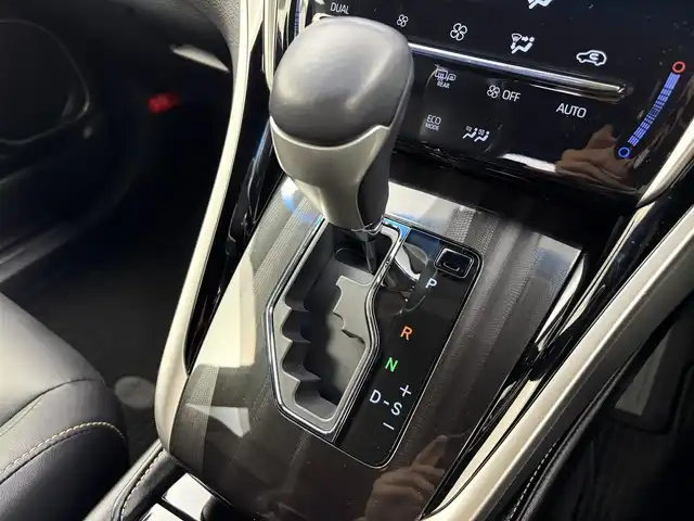 トヨタ ハリアー ハイブリッド プレミアム 愛知県 2018(平30)年 6.8万km ホワイトパールクリスタルシャイン ・サンルーフ/・純正９インチナビ/フルセグTV/（CD/DVD/BT再生可能）/NSZT-Y66T/・バックカメラ/・黒ハーフレザーシート/・電動バックドア/・電動シート（運転席）/・電動パーキング/・クルーズコントロール/・プリクラッシュセーフティ/・レーンキープアシスト/・純正１８インチAW/235/55/R18/・純正LEDライト/・純正フロアマット/・スマートキー/・ETC