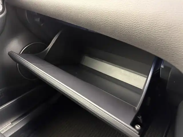 トヨタ ハリアー ハイブリッド プレミアム 愛知県 2018(平30)年 6.8万km ホワイトパールクリスタルシャイン ・サンルーフ/・純正９インチナビ/フルセグTV/（CD/DVD/BT再生可能）/NSZT-Y66T/・バックカメラ/・黒ハーフレザーシート/・電動バックドア/・電動シート（運転席）/・電動パーキング/・クルーズコントロール/・プリクラッシュセーフティ/・レーンキープアシスト/・純正１８インチAW/235/55/R18/・純正LEDライト/・純正フロアマット/・スマートキー/・ETC