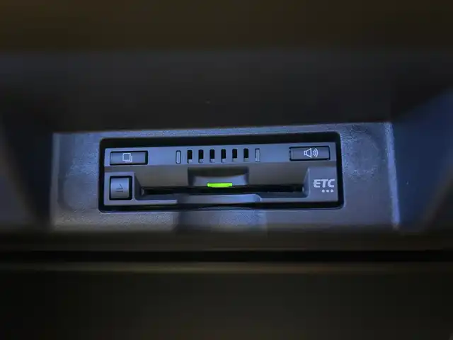 トヨタ ハリアー ハイブリッド プレミアム 愛知県 2018(平30)年 6.8万km ホワイトパールクリスタルシャイン ・サンルーフ/・純正９インチナビ/フルセグTV/（CD/DVD/BT再生可能）/NSZT-Y66T/・バックカメラ/・黒ハーフレザーシート/・電動バックドア/・電動シート（運転席）/・電動パーキング/・クルーズコントロール/・プリクラッシュセーフティ/・レーンキープアシスト/・純正１８インチAW/235/55/R18/・純正LEDライト/・純正フロアマット/・スマートキー/・ETC