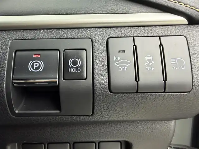 トヨタ ハリアー ハイブリッド プレミアム 愛知県 2018(平30)年 6.8万km ホワイトパールクリスタルシャイン ・サンルーフ/・純正９インチナビ/フルセグTV/（CD/DVD/BT再生可能）/NSZT-Y66T/・バックカメラ/・黒ハーフレザーシート/・電動バックドア/・電動シート（運転席）/・電動パーキング/・クルーズコントロール/・プリクラッシュセーフティ/・レーンキープアシスト/・純正１８インチAW/235/55/R18/・純正LEDライト/・純正フロアマット/・スマートキー/・ETC