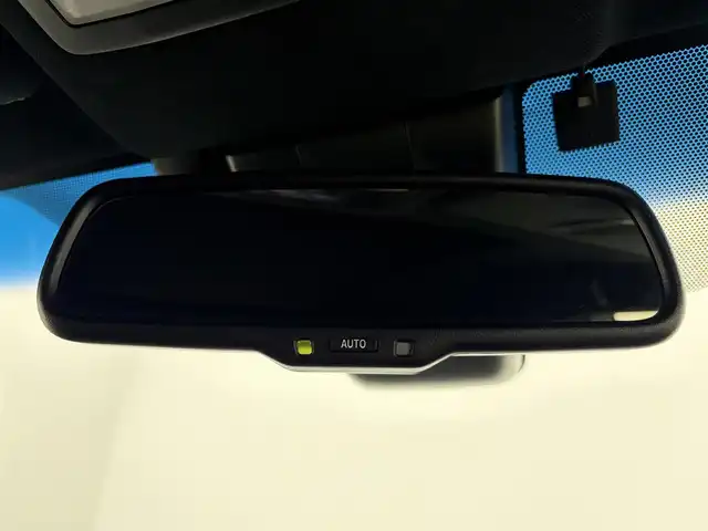 トヨタ ハリアー ハイブリッド プレミアム 愛知県 2018(平30)年 6.8万km ホワイトパールクリスタルシャイン ・サンルーフ/・純正９インチナビ/フルセグTV/（CD/DVD/BT再生可能）/NSZT-Y66T/・バックカメラ/・黒ハーフレザーシート/・電動バックドア/・電動シート（運転席）/・電動パーキング/・クルーズコントロール/・プリクラッシュセーフティ/・レーンキープアシスト/・純正１８インチAW/235/55/R18/・純正LEDライト/・純正フロアマット/・スマートキー/・ETC