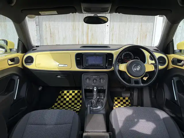 フォルクスワーゲン ザ・ビートル デザイン 三重県 2013(平25)年 5.6万km サンフラワー 登録時走行距離５５３７７km/カロツェリアナビ　/　・フルセグTV/　・DVD/CD再生/　・SD/バックカメラ/キーレス/スモークフィルム/HIDヘッドライト/フォグライト/リアフォグライト /革巻きステアリング/電動格納ミラー/フロアマット/横滑り防止機能