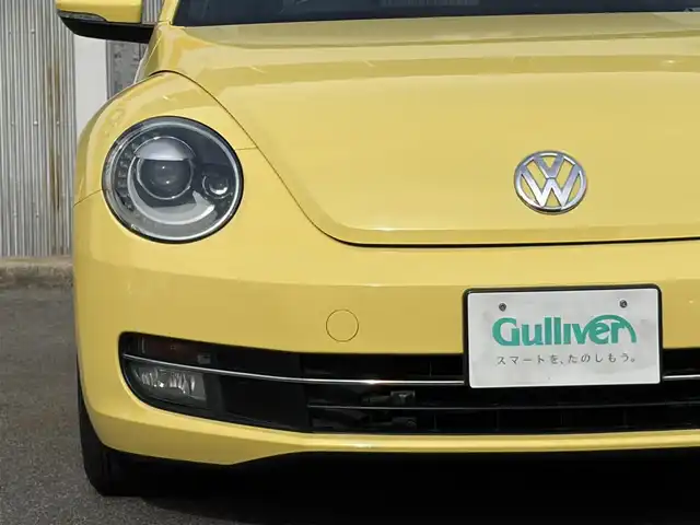 フォルクスワーゲン ザ・ビートル デザイン 三重県 2013(平25)年 5.6万km サンフラワー 登録時走行距離５５３７７km/カロツェリアナビ　/　・フルセグTV/　・DVD/CD再生/　・SD/バックカメラ/キーレス/スモークフィルム/HIDヘッドライト/フォグライト/リアフォグライト /革巻きステアリング/電動格納ミラー/フロアマット/横滑り防止機能