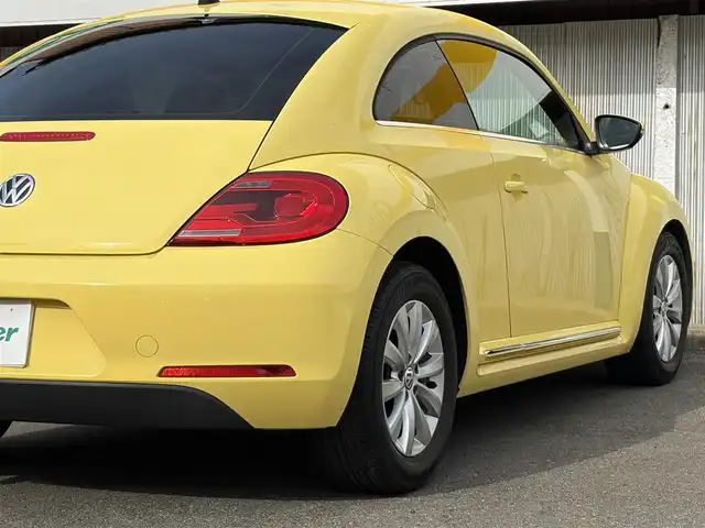 フォルクスワーゲン ザ・ビートル デザイン 三重県 2013(平25)年 5.6万km サンフラワー 登録時走行距離５５３７７km/カロツェリアナビ　/　・フルセグTV/　・DVD/CD再生/　・SD/バックカメラ/キーレス/スモークフィルム/HIDヘッドライト/フォグライト/リアフォグライト /革巻きステアリング/電動格納ミラー/フロアマット/横滑り防止機能