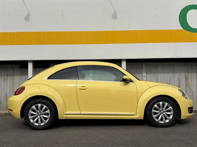 フォルクスワーゲン ザ・ビートル デザイン 三重県 2013(平25)年 5.6万km サンフラワー 登録時走行距離５５３７７km/カロツェリアナビ　/　・フルセグTV/　・DVD/CD再生/　・SD/バックカメラ/キーレス/スモークフィルム/HIDヘッドライト/フォグライト/リアフォグライト /革巻きステアリング/電動格納ミラー/フロアマット/横滑り防止機能