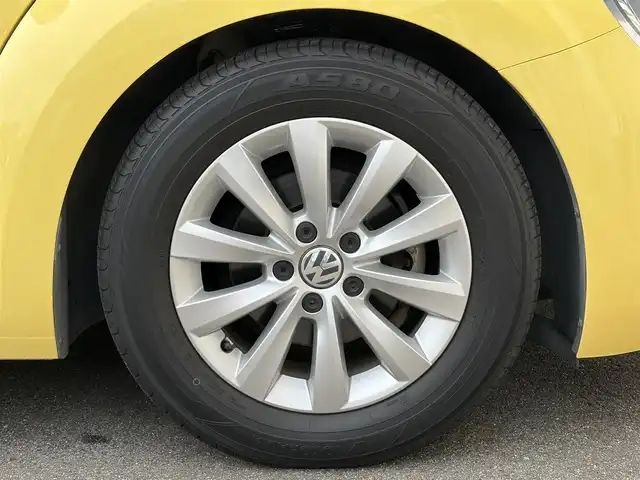 フォルクスワーゲン ザ・ビートル デザイン 三重県 2013(平25)年 5.6万km サンフラワー 登録時走行距離５５３７７km/カロツェリアナビ　/　・フルセグTV/　・DVD/CD再生/　・SD/バックカメラ/キーレス/スモークフィルム/HIDヘッドライト/フォグライト/リアフォグライト /革巻きステアリング/電動格納ミラー/フロアマット/横滑り防止機能