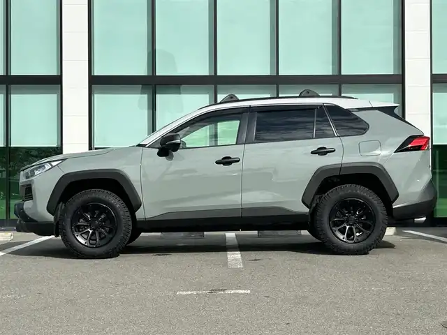 トヨタ ＲＡＶ４ アドベンチャー 和歌山県 2021(令3)年 3.4万km アッシュグレーメタリック/アーバンカーキ TRDフロントガーニッシュ/サンルーフ/ブロックタイヤ/ルーフレール/純正ナビ/バックカメラ/衝突軽減ブレーキ/レーダークルーズコントロール/ブラインドスポットモニター/横滑り抑制機能/ドライブレコーダー/純正ビルトインETC2.0/パワーシート/シートヒーター/シートエアベンチレーション/ステアリングヒーター/LEDヘッドライト/フォグランプ/オートライト/オートマチックハイビーム