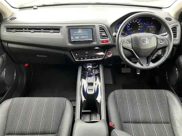ホンダ ヴェゼル ハイブリッド Z 静岡県 2015(平27)年 3.9万km クリスタルブラックパール エンジンスタートボタン/スマートキー/アイドリングストップ/取扱説明書/パワーステアリング/パワーウィンドウ/MTモード付きAT/寒冷地仕様/オートエアコン/クルーズコントロール/ETC/SDナビ（CD.DVD.BT）/バックカメラ/純正フロアマット/純正アルミホイール/ルーフレール/ハーフレザー/D席N席シートヒーター/ABS/横滑り防止装置/オートライト/W+サイドエアバック/衝突軽減システム/カーテンエアバック