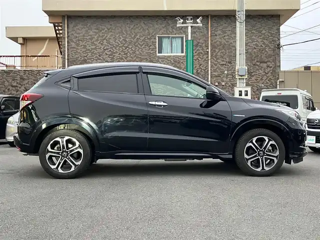 ホンダ ヴェゼル ハイブリッド Z 静岡県 2015(平27)年 3.9万km クリスタルブラックパール エンジンスタートボタン/スマートキー/アイドリングストップ/取扱説明書/パワーステアリング/パワーウィンドウ/MTモード付きAT/寒冷地仕様/オートエアコン/クルーズコントロール/ETC/SDナビ（CD.DVD.BT）/バックカメラ/純正フロアマット/純正アルミホイール/ルーフレール/ハーフレザー/D席N席シートヒーター/ABS/横滑り防止装置/オートライト/W+サイドエアバック/衝突軽減システム/カーテンエアバック