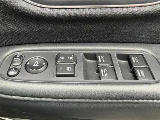 ホンダ ヴェゼル ハイブリッド Z 静岡県 2015(平27)年 3.9万km クリスタルブラックパール エンジンスタートボタン/スマートキー/アイドリングストップ/取扱説明書/パワーステアリング/パワーウィンドウ/MTモード付きAT/寒冷地仕様/オートエアコン/クルーズコントロール/ETC/SDナビ（CD.DVD.BT）/バックカメラ/純正フロアマット/純正アルミホイール/ルーフレール/ハーフレザー/D席N席シートヒーター/ABS/横滑り防止装置/オートライト/W+サイドエアバック/衝突軽減システム/カーテンエアバック