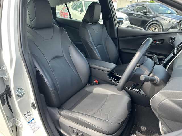 トヨタ プリウス A プレミアム 愛媛県 2019(令1)年 0.9万km ホワイトパールクリスタルシャイン ワンオーナー/プッシュスタート/純正メモリナビ（AM/FM/ワンセグTV/Bluetooth）/バックカメラ/ETC/クルーズコントロール/AAC/ドライブレコーダー/パワーシート/純正アルミホイール/横滑り防止装置/コーナーセンサー/レーンキープアシスト/オートライト/オートマチックハイビーム