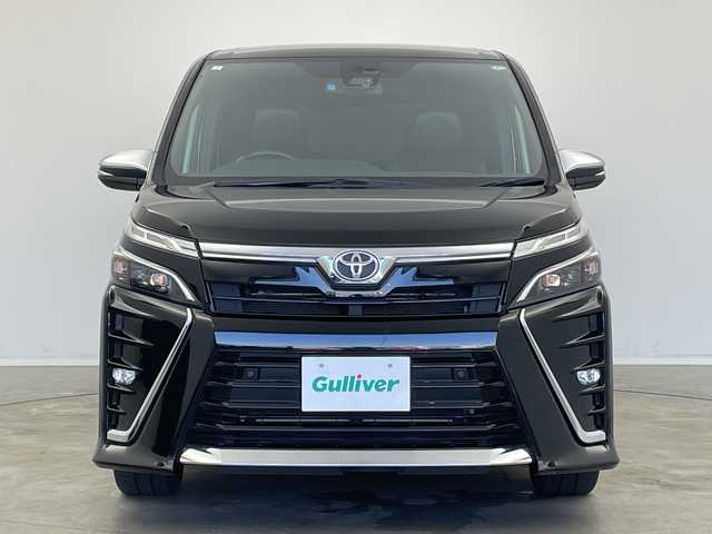 トヨタ ヴォクシー 新潟県 2021(令3)年 4.3万km ブラック 純正カロッツェリアメモリナビ/（BT/FM/AM/DVD/フルセグTV）/バックカメラ/ステアリングスイッチ/両側パワースライドドア/純正フリップダウンモニター/ハーフレザーシート/純正LEDヘッドライト/純正16インチアルミホイール/電格ミラー/ウィンカーミラー/ドアバイザー/サンシェード/ETC