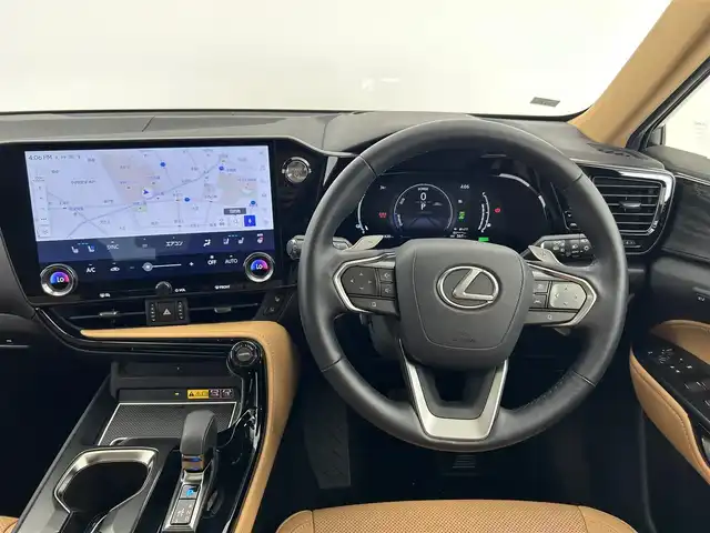 レクサス ＮＸ 450h+ バージョンL 愛知県 2022(令4)年 2.2万km ソニッククォーツ ムーンルーフ/レクサスセーフティシステム/・プリクラッシュセーフティ/・ブラインドスポットモニター/・フロントクロストラフィックアラート/・レーントレーシングアシスト/・レーダークルーズコントロール/・ロードサインアシスト/・アダクティブハイビームシステム/・クリアランスソナー/・リアクロストラフィックアラート/・アドバンスドパーク/メーカー14型ディスプレイオーディオ/(フルセグTV/CD/DVD/BT/FM/AM）/全方位カメラ/レザーシート/前席シートベンチレーション/全席シートヒーター/ステアリングヒーター/前席パワーシート/デジタルインナーミラー/ETC2.0/置くだけ充電/電動リアゲート/リアフォグランプ/純正20インチAW/純正LEDヘッドライト/フロアマット