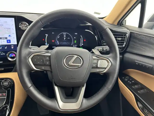 レクサス ＮＸ 450h+ バージョンL 愛知県 2022(令4)年 2.2万km ソニッククォーツ ムーンルーフ/レクサスセーフティシステム/・プリクラッシュセーフティ/・ブラインドスポットモニター/・フロントクロストラフィックアラート/・レーントレーシングアシスト/・レーダークルーズコントロール/・ロードサインアシスト/・アダクティブハイビームシステム/・クリアランスソナー/・リアクロストラフィックアラート/・アドバンスドパーク/メーカー14型ディスプレイオーディオ/(フルセグTV/CD/DVD/BT/FM/AM）/全方位カメラ/レザーシート/前席シートベンチレーション/全席シートヒーター/ステアリングヒーター/前席パワーシート/デジタルインナーミラー/ETC2.0/置くだけ充電/電動リアゲート/リアフォグランプ/純正20インチAW/純正LEDヘッドライト/フロアマット