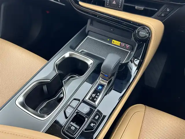 レクサス ＮＸ 450h+ バージョンL 愛知県 2022(令4)年 2.2万km ソニッククォーツ ムーンルーフ/レクサスセーフティシステム/・プリクラッシュセーフティ/・ブラインドスポットモニター/・フロントクロストラフィックアラート/・レーントレーシングアシスト/・レーダークルーズコントロール/・ロードサインアシスト/・アダクティブハイビームシステム/・クリアランスソナー/・リアクロストラフィックアラート/・アドバンスドパーク/メーカー14型ディスプレイオーディオ/(フルセグTV/CD/DVD/BT/FM/AM）/全方位カメラ/レザーシート/前席シートベンチレーション/全席シートヒーター/ステアリングヒーター/前席パワーシート/デジタルインナーミラー/ETC2.0/置くだけ充電/電動リアゲート/リアフォグランプ/純正20インチAW/純正LEDヘッドライト/フロアマット