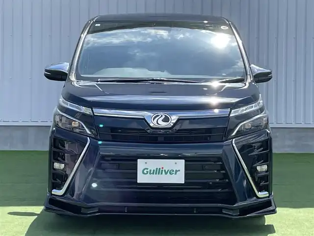 トヨタ ヴォクシー ZS 煌Ⅱ 香川県 2019(平31)年 4.1万km ブラッキッシュアゲハガラスフレーク 登録時走行距離：40506km/純正ナビゲーション/→フルセグTV/→CD/DVD再生/バックカメラ/フリップダウンモニター/ETC2.0 /ドライブレコーダー/両側パワースライドドア/LEDオートライト/フォグランプ/オートハイビーム/前後コーナーセンサー/純正16インチアルミホイール/スマートキー