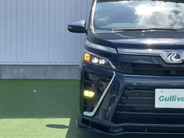 トヨタ ヴォクシー ZS 煌Ⅱ 香川県 2019(平31)年 4.1万km ブラッキッシュアゲハガラスフレーク 登録時走行距離：40506km/純正ナビゲーション/→フルセグTV/→CD/DVD再生/バックカメラ/フリップダウンモニター/ETC2.0 /ドライブレコーダー/両側パワースライドドア/LEDオートライト/フォグランプ/オートハイビーム/前後コーナーセンサー/純正16インチアルミホイール/スマートキー