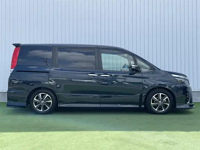 トヨタ ヴォクシー ZS 煌Ⅱ 香川県 2019(平31)年 4.1万km ブラッキッシュアゲハガラスフレーク 登録時走行距離：40506km/純正ナビゲーション/→フルセグTV/→CD/DVD再生/バックカメラ/フリップダウンモニター/ETC2.0 /ドライブレコーダー/両側パワースライドドア/LEDオートライト/フォグランプ/オートハイビーム/前後コーナーセンサー/純正16インチアルミホイール/スマートキー