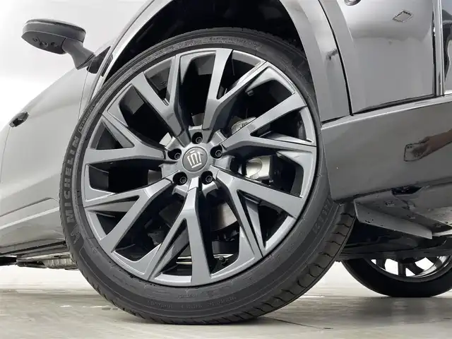 トヨタ クラウン エステート Z 群馬県 2025(令7)年 0.1千km ブラック ・登録済未使用車(登録時走行距離：11km)/パノラマルーフ(電動サンシェード&挟み込み防止付)/寒冷地仕様/＝＝＝＝＝/ディスプレイオーディオ(コネクティッドナビ対応)Plus/・12.3インチHDディスプレイ/・コネクティッドナビ対応(車載ナビ有)/・AM/FM/USB/Bluetooth/フルセグTV/・AppleCarPlay/AndroidAuto/Miracast/・トヨタプレミアムサウンドシステム/・前後ドライブレコーダー/パノラミックビューモニター(床下透過付)/おくだけ充電(縦置き)/サドルタン革シート/前席パワーシート/シートヒーター/シートベンチレーション/運転席電動ワンバーサポート/メモリー機能/ハンズフリーパワーバックドア/デジタルインナーミラー/トヨタチームメイト/・アドバンストパーク(リモート機能付)/・パーキングサポートブレーキ(周辺静止物)/・アドバンストドライブ(渋滞時支援)/トヨタセーフティセンス/・プリクラッシュセーフティシステム/・レーントレーシングアシスト/レーンディパーチャーアラート/・レーダークルーズコントロール(全車速追従付)/・アダプティブハイビームシステム/・RSA/PDA/TMN/FCTA/LCA/PKSB