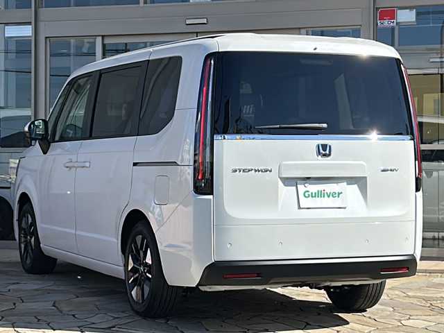 ホンダ ステップワゴン eHEV エアー EX 静岡県 2025(令7)年 0.1千km プラチナホワイトパール 純正ナビ/・CD/DVD/・AM/FM/・フルセグTV/・Music Rack/・SD/・USB/・Bluetooth/ホンダセンシング/●衝突軽減ブレーキ（CMBS）/●先行車発進お知らせ機能/●歩行者事故低減ステアリング/●路外逸脱抑制機能/●標識認識機能/●渋滞追従機能付アダプティブクルーズコントロール（ACC）/●車線維持支援システム（LKAS）/●トラフィックジャムアシスト（渋滞運転支援機能）/●ブラインドスポットインフォメーション/●誤発進抑制機能/●後方誤発進抑制機能/●近距離衝突軽減ブレーキ/●急アクセル抑制機能/●パーキングセンサーシステム/●オートハイビーム/●アダプティブドライビングビーム/主要装備/・後席フリップダウンモニター/・2列目オットマン/・全列USBチャージャー/・リアオートエアコン/・パワーテールゲート/・サイドカーテンエアバッグ/・運転席+助手席シートヒーター
