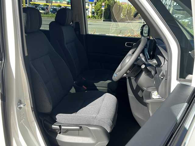 ホンダ ステップワゴン eHEV エアー EX 静岡県 2025(令7)年 0.1千km プラチナホワイトパール 純正ナビ/・CD/DVD/・AM/FM/・フルセグTV/・Music Rack/・SD/・USB/・Bluetooth/ホンダセンシング/●衝突軽減ブレーキ（CMBS）/●先行車発進お知らせ機能/●歩行者事故低減ステアリング/●路外逸脱抑制機能/●標識認識機能/●渋滞追従機能付アダプティブクルーズコントロール（ACC）/●車線維持支援システム（LKAS）/●トラフィックジャムアシスト（渋滞運転支援機能）/●ブラインドスポットインフォメーション/●誤発進抑制機能/●後方誤発進抑制機能/●近距離衝突軽減ブレーキ/●急アクセル抑制機能/●パーキングセンサーシステム/●オートハイビーム/●アダプティブドライビングビーム/主要装備/・後席フリップダウンモニター/・2列目オットマン/・全列USBチャージャー/・リアオートエアコン/・パワーテールゲート/・サイドカーテンエアバッグ/・運転席+助手席シートヒーター