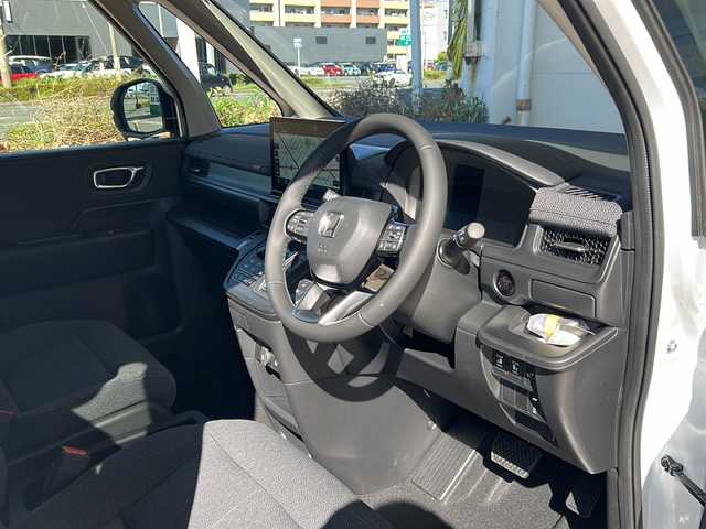 ホンダ ステップワゴン eHEV エアー EX 静岡県 2025(令7)年 0.1千km プラチナホワイトパール 純正ナビ/・CD/DVD/・AM/FM/・フルセグTV/・Music Rack/・SD/・USB/・Bluetooth/ホンダセンシング/●衝突軽減ブレーキ（CMBS）/●先行車発進お知らせ機能/●歩行者事故低減ステアリング/●路外逸脱抑制機能/●標識認識機能/●渋滞追従機能付アダプティブクルーズコントロール（ACC）/●車線維持支援システム（LKAS）/●トラフィックジャムアシスト（渋滞運転支援機能）/●ブラインドスポットインフォメーション/●誤発進抑制機能/●後方誤発進抑制機能/●近距離衝突軽減ブレーキ/●急アクセル抑制機能/●パーキングセンサーシステム/●オートハイビーム/●アダプティブドライビングビーム/主要装備/・後席フリップダウンモニター/・2列目オットマン/・全列USBチャージャー/・リアオートエアコン/・パワーテールゲート/・サイドカーテンエアバッグ/・運転席+助手席シートヒーター