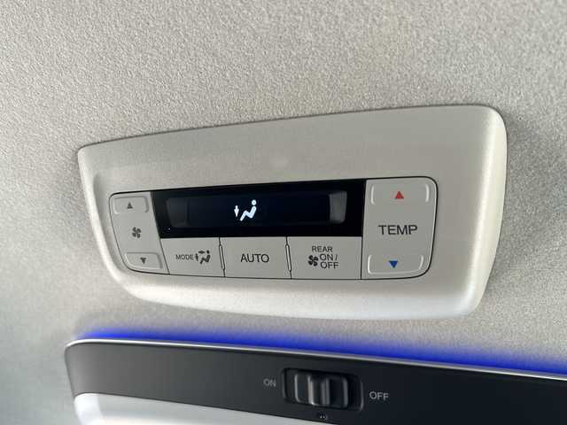 ホンダ ステップワゴン eHEV エアー EX 静岡県 2025(令7)年 0.1千km プラチナホワイトパール 純正ナビ/・CD/DVD/・AM/FM/・フルセグTV/・Music Rack/・SD/・USB/・Bluetooth/ホンダセンシング/●衝突軽減ブレーキ（CMBS）/●先行車発進お知らせ機能/●歩行者事故低減ステアリング/●路外逸脱抑制機能/●標識認識機能/●渋滞追従機能付アダプティブクルーズコントロール（ACC）/●車線維持支援システム（LKAS）/●トラフィックジャムアシスト（渋滞運転支援機能）/●ブラインドスポットインフォメーション/●誤発進抑制機能/●後方誤発進抑制機能/●近距離衝突軽減ブレーキ/●急アクセル抑制機能/●パーキングセンサーシステム/●オートハイビーム/●アダプティブドライビングビーム/主要装備/・後席フリップダウンモニター/・2列目オットマン/・全列USBチャージャー/・リアオートエアコン/・パワーテールゲート/・サイドカーテンエアバッグ/・運転席+助手席シートヒーター