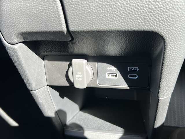 ホンダ ステップワゴン eHEV エアー EX 静岡県 2025(令7)年 0.1千km プラチナホワイトパール 純正ナビ/・CD/DVD/・AM/FM/・フルセグTV/・Music Rack/・SD/・USB/・Bluetooth/ホンダセンシング/●衝突軽減ブレーキ（CMBS）/●先行車発進お知らせ機能/●歩行者事故低減ステアリング/●路外逸脱抑制機能/●標識認識機能/●渋滞追従機能付アダプティブクルーズコントロール（ACC）/●車線維持支援システム（LKAS）/●トラフィックジャムアシスト（渋滞運転支援機能）/●ブラインドスポットインフォメーション/●誤発進抑制機能/●後方誤発進抑制機能/●近距離衝突軽減ブレーキ/●急アクセル抑制機能/●パーキングセンサーシステム/●オートハイビーム/●アダプティブドライビングビーム/主要装備/・後席フリップダウンモニター/・2列目オットマン/・全列USBチャージャー/・リアオートエアコン/・パワーテールゲート/・サイドカーテンエアバッグ/・運転席+助手席シートヒーター