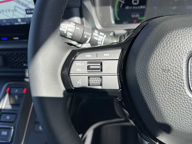 ホンダ ステップワゴン eHEV エアー EX 静岡県 2025(令7)年 0.1千km プラチナホワイトパール 純正ナビ/・CD/DVD/・AM/FM/・フルセグTV/・Music Rack/・SD/・USB/・Bluetooth/ホンダセンシング/●衝突軽減ブレーキ（CMBS）/●先行車発進お知らせ機能/●歩行者事故低減ステアリング/●路外逸脱抑制機能/●標識認識機能/●渋滞追従機能付アダプティブクルーズコントロール（ACC）/●車線維持支援システム（LKAS）/●トラフィックジャムアシスト（渋滞運転支援機能）/●ブラインドスポットインフォメーション/●誤発進抑制機能/●後方誤発進抑制機能/●近距離衝突軽減ブレーキ/●急アクセル抑制機能/●パーキングセンサーシステム/●オートハイビーム/●アダプティブドライビングビーム/主要装備/・後席フリップダウンモニター/・2列目オットマン/・全列USBチャージャー/・リアオートエアコン/・パワーテールゲート/・サイドカーテンエアバッグ/・運転席+助手席シートヒーター