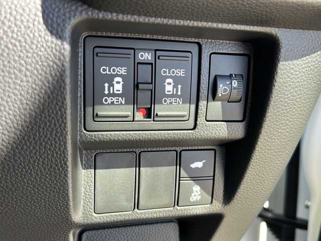 ホンダ ステップワゴン eHEV エアー EX 静岡県 2025(令7)年 0.1千km プラチナホワイトパール 純正ナビ/・CD/DVD/・AM/FM/・フルセグTV/・Music Rack/・SD/・USB/・Bluetooth/ホンダセンシング/●衝突軽減ブレーキ（CMBS）/●先行車発進お知らせ機能/●歩行者事故低減ステアリング/●路外逸脱抑制機能/●標識認識機能/●渋滞追従機能付アダプティブクルーズコントロール（ACC）/●車線維持支援システム（LKAS）/●トラフィックジャムアシスト（渋滞運転支援機能）/●ブラインドスポットインフォメーション/●誤発進抑制機能/●後方誤発進抑制機能/●近距離衝突軽減ブレーキ/●急アクセル抑制機能/●パーキングセンサーシステム/●オートハイビーム/●アダプティブドライビングビーム/主要装備/・後席フリップダウンモニター/・2列目オットマン/・全列USBチャージャー/・リアオートエアコン/・パワーテールゲート/・サイドカーテンエアバッグ/・運転席+助手席シートヒーター