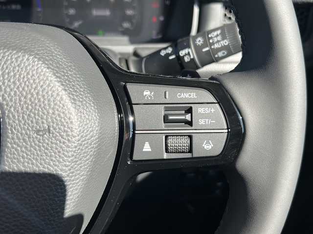 ホンダ ステップワゴン eHEV エアー EX 静岡県 2025(令7)年 0.1千km プラチナホワイトパール 純正ナビ/・CD/DVD/・AM/FM/・フルセグTV/・Music Rack/・SD/・USB/・Bluetooth/ホンダセンシング/●衝突軽減ブレーキ（CMBS）/●先行車発進お知らせ機能/●歩行者事故低減ステアリング/●路外逸脱抑制機能/●標識認識機能/●渋滞追従機能付アダプティブクルーズコントロール（ACC）/●車線維持支援システム（LKAS）/●トラフィックジャムアシスト（渋滞運転支援機能）/●ブラインドスポットインフォメーション/●誤発進抑制機能/●後方誤発進抑制機能/●近距離衝突軽減ブレーキ/●急アクセル抑制機能/●パーキングセンサーシステム/●オートハイビーム/●アダプティブドライビングビーム/主要装備/・後席フリップダウンモニター/・2列目オットマン/・全列USBチャージャー/・リアオートエアコン/・パワーテールゲート/・サイドカーテンエアバッグ/・運転席+助手席シートヒーター