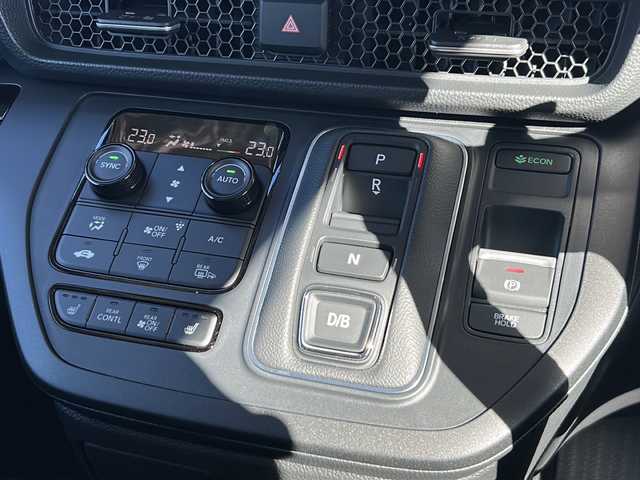 ホンダ ステップワゴン eHEV エアー EX 静岡県 2025(令7)年 0.1千km プラチナホワイトパール 純正ナビ/・CD/DVD/・AM/FM/・フルセグTV/・Music Rack/・SD/・USB/・Bluetooth/ホンダセンシング/●衝突軽減ブレーキ（CMBS）/●先行車発進お知らせ機能/●歩行者事故低減ステアリング/●路外逸脱抑制機能/●標識認識機能/●渋滞追従機能付アダプティブクルーズコントロール（ACC）/●車線維持支援システム（LKAS）/●トラフィックジャムアシスト（渋滞運転支援機能）/●ブラインドスポットインフォメーション/●誤発進抑制機能/●後方誤発進抑制機能/●近距離衝突軽減ブレーキ/●急アクセル抑制機能/●パーキングセンサーシステム/●オートハイビーム/●アダプティブドライビングビーム/主要装備/・後席フリップダウンモニター/・2列目オットマン/・全列USBチャージャー/・リアオートエアコン/・パワーテールゲート/・サイドカーテンエアバッグ/・運転席+助手席シートヒーター