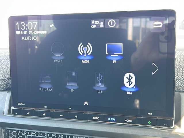 ホンダ ステップワゴン eHEV エアー EX 静岡県 2025(令7)年 0.1千km プラチナホワイトパール 純正ナビ/・CD/DVD/・AM/FM/・フルセグTV/・Music Rack/・SD/・USB/・Bluetooth/ホンダセンシング/●衝突軽減ブレーキ（CMBS）/●先行車発進お知らせ機能/●歩行者事故低減ステアリング/●路外逸脱抑制機能/●標識認識機能/●渋滞追従機能付アダプティブクルーズコントロール（ACC）/●車線維持支援システム（LKAS）/●トラフィックジャムアシスト（渋滞運転支援機能）/●ブラインドスポットインフォメーション/●誤発進抑制機能/●後方誤発進抑制機能/●近距離衝突軽減ブレーキ/●急アクセル抑制機能/●パーキングセンサーシステム/●オートハイビーム/●アダプティブドライビングビーム/主要装備/・後席フリップダウンモニター/・2列目オットマン/・全列USBチャージャー/・リアオートエアコン/・パワーテールゲート/・サイドカーテンエアバッグ/・運転席+助手席シートヒーター