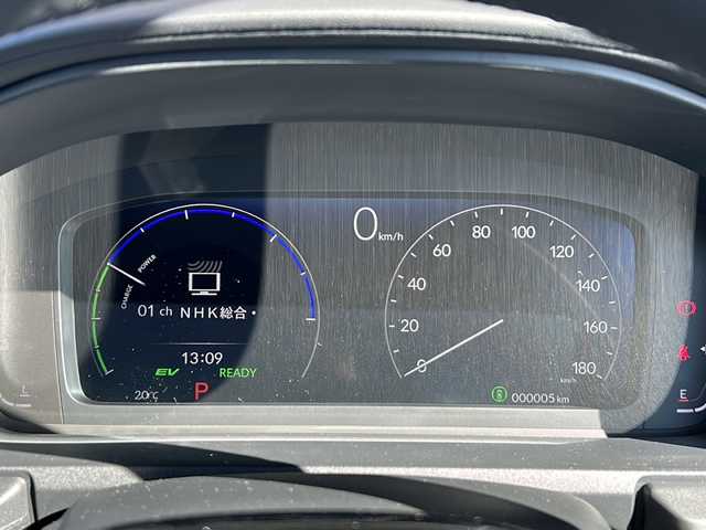 ホンダ ステップワゴン eHEV エアー EX 静岡県 2025(令7)年 0.1千km プラチナホワイトパール 純正ナビ/・CD/DVD/・AM/FM/・フルセグTV/・Music Rack/・SD/・USB/・Bluetooth/ホンダセンシング/●衝突軽減ブレーキ（CMBS）/●先行車発進お知らせ機能/●歩行者事故低減ステアリング/●路外逸脱抑制機能/●標識認識機能/●渋滞追従機能付アダプティブクルーズコントロール（ACC）/●車線維持支援システム（LKAS）/●トラフィックジャムアシスト（渋滞運転支援機能）/●ブラインドスポットインフォメーション/●誤発進抑制機能/●後方誤発進抑制機能/●近距離衝突軽減ブレーキ/●急アクセル抑制機能/●パーキングセンサーシステム/●オートハイビーム/●アダプティブドライビングビーム/主要装備/・後席フリップダウンモニター/・2列目オットマン/・全列USBチャージャー/・リアオートエアコン/・パワーテールゲート/・サイドカーテンエアバッグ/・運転席+助手席シートヒーター