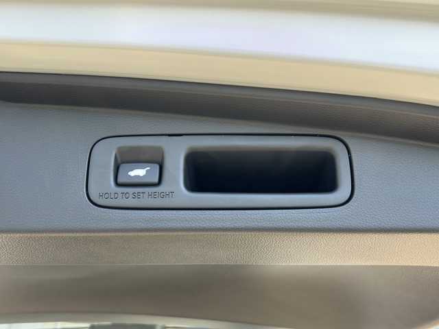 ホンダ ステップワゴン eHEV エアー EX 静岡県 2025(令7)年 0.1千km プラチナホワイトパール 純正ナビ/・CD/DVD/・AM/FM/・フルセグTV/・Music Rack/・SD/・USB/・Bluetooth/ホンダセンシング/●衝突軽減ブレーキ（CMBS）/●先行車発進お知らせ機能/●歩行者事故低減ステアリング/●路外逸脱抑制機能/●標識認識機能/●渋滞追従機能付アダプティブクルーズコントロール（ACC）/●車線維持支援システム（LKAS）/●トラフィックジャムアシスト（渋滞運転支援機能）/●ブラインドスポットインフォメーション/●誤発進抑制機能/●後方誤発進抑制機能/●近距離衝突軽減ブレーキ/●急アクセル抑制機能/●パーキングセンサーシステム/●オートハイビーム/●アダプティブドライビングビーム/主要装備/・後席フリップダウンモニター/・2列目オットマン/・全列USBチャージャー/・リアオートエアコン/・パワーテールゲート/・サイドカーテンエアバッグ/・運転席+助手席シートヒーター