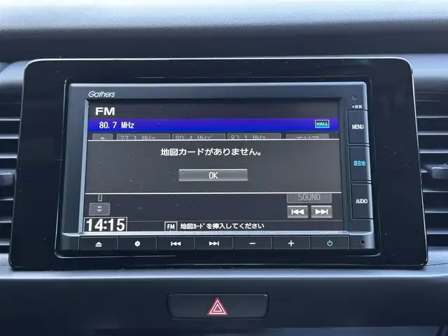 ホンダ フィット e:HEVホーム 宮城県 2020(令2)年 0.6万km プラチナホワイトパール Honda CONNECT for Gathers＋ナビ装着用スペシャルパッケージ/・オーディオリモートコントロールスイッチ/・リアワイドカメラ/・USBジャック/＝＝＝/ホンダセンシング/●衝突軽減ブレーキ〈CMBS〉/●誤発進抑制機能/●後方誤発進抑制機能/●近距離衝突軽減ブレーキ/●歩行者事故低減ステアリング/●路外逸脱抑制機能/●渋滞追従機能付アダプティブ・クルーズ・コントロール〈ACC〉/●車線維持支援システム〈LKAS〉/●先行車発進お知らせ機能/●標識認識機能/●オートハイビーム/コーナーセンサー/純正ナビ（VXM-215Ci）/・CD/SD/・Bluetooth/バックカメラ/ドライブレコーダー/革巻きステアリング/電動パーキングブレーキ/ブレーキホールド/LEDヘッドランプ/オートライト/スマートキー＆プッシュスタート/電動格納ミラー/純正フロアマット/ドアバイザー/W/サイド/カーテンエアバッグ