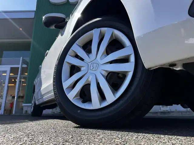 ホンダ フィット e:HEVホーム 宮城県 2020(令2)年 0.6万km プラチナホワイトパール Honda CONNECT for Gathers＋ナビ装着用スペシャルパッケージ/・オーディオリモートコントロールスイッチ/・リアワイドカメラ/・USBジャック/＝＝＝/ホンダセンシング/●衝突軽減ブレーキ〈CMBS〉/●誤発進抑制機能/●後方誤発進抑制機能/●近距離衝突軽減ブレーキ/●歩行者事故低減ステアリング/●路外逸脱抑制機能/●渋滞追従機能付アダプティブ・クルーズ・コントロール〈ACC〉/●車線維持支援システム〈LKAS〉/●先行車発進お知らせ機能/●標識認識機能/●オートハイビーム/コーナーセンサー/純正ナビ（VXM-215Ci）/・CD/SD/・Bluetooth/バックカメラ/ドライブレコーダー/革巻きステアリング/電動パーキングブレーキ/ブレーキホールド/LEDヘッドランプ/オートライト/スマートキー＆プッシュスタート/電動格納ミラー/純正フロアマット/ドアバイザー/W/サイド/カーテンエアバッグ