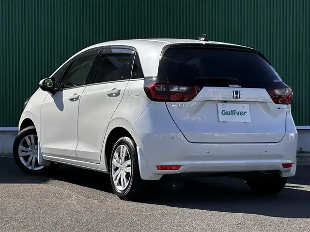 ホンダ フィット e:HEVホーム 宮城県 2020(令2)年 0.6万km プラチナホワイトパール Honda CONNECT for Gathers＋ナビ装着用スペシャルパッケージ/・オーディオリモートコントロールスイッチ/・リアワイドカメラ/・USBジャック/＝＝＝/ホンダセンシング/●衝突軽減ブレーキ〈CMBS〉/●誤発進抑制機能/●後方誤発進抑制機能/●近距離衝突軽減ブレーキ/●歩行者事故低減ステアリング/●路外逸脱抑制機能/●渋滞追従機能付アダプティブ・クルーズ・コントロール〈ACC〉/●車線維持支援システム〈LKAS〉/●先行車発進お知らせ機能/●標識認識機能/●オートハイビーム/コーナーセンサー/純正ナビ（VXM-215Ci）/・CD/SD/・Bluetooth/バックカメラ/ドライブレコーダー/革巻きステアリング/電動パーキングブレーキ/ブレーキホールド/LEDヘッドランプ/オートライト/スマートキー＆プッシュスタート/電動格納ミラー/純正フロアマット/ドアバイザー/W/サイド/カーテンエアバッグ