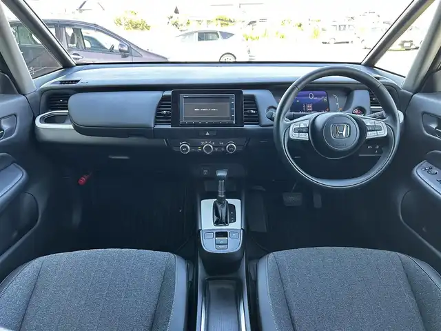 ホンダ フィット e:HEVホーム 宮城県 2020(令2)年 0.6万km プラチナホワイトパール Honda CONNECT for Gathers＋ナビ装着用スペシャルパッケージ/・オーディオリモートコントロールスイッチ/・リアワイドカメラ/・USBジャック/＝＝＝/ホンダセンシング/●衝突軽減ブレーキ〈CMBS〉/●誤発進抑制機能/●後方誤発進抑制機能/●近距離衝突軽減ブレーキ/●歩行者事故低減ステアリング/●路外逸脱抑制機能/●渋滞追従機能付アダプティブ・クルーズ・コントロール〈ACC〉/●車線維持支援システム〈LKAS〉/●先行車発進お知らせ機能/●標識認識機能/●オートハイビーム/コーナーセンサー/純正ナビ（VXM-215Ci）/・CD/SD/・Bluetooth/バックカメラ/ドライブレコーダー/革巻きステアリング/電動パーキングブレーキ/ブレーキホールド/LEDヘッドランプ/オートライト/スマートキー＆プッシュスタート/電動格納ミラー/純正フロアマット/ドアバイザー/W/サイド/カーテンエアバッグ