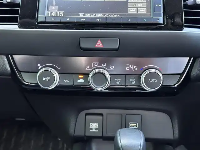 ホンダ フィット e:HEVホーム 宮城県 2020(令2)年 0.6万km プラチナホワイトパール Honda CONNECT for Gathers＋ナビ装着用スペシャルパッケージ/・オーディオリモートコントロールスイッチ/・リアワイドカメラ/・USBジャック/＝＝＝/ホンダセンシング/●衝突軽減ブレーキ〈CMBS〉/●誤発進抑制機能/●後方誤発進抑制機能/●近距離衝突軽減ブレーキ/●歩行者事故低減ステアリング/●路外逸脱抑制機能/●渋滞追従機能付アダプティブ・クルーズ・コントロール〈ACC〉/●車線維持支援システム〈LKAS〉/●先行車発進お知らせ機能/●標識認識機能/●オートハイビーム/コーナーセンサー/純正ナビ（VXM-215Ci）/・CD/SD/・Bluetooth/バックカメラ/ドライブレコーダー/革巻きステアリング/電動パーキングブレーキ/ブレーキホールド/LEDヘッドランプ/オートライト/スマートキー＆プッシュスタート/電動格納ミラー/純正フロアマット/ドアバイザー/W/サイド/カーテンエアバッグ