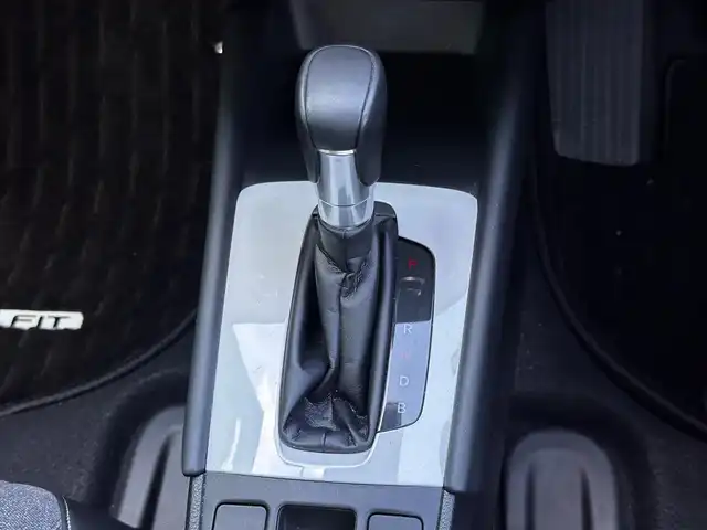 ホンダ フィット e:HEVホーム 宮城県 2020(令2)年 0.6万km プラチナホワイトパール Honda CONNECT for Gathers＋ナビ装着用スペシャルパッケージ/・オーディオリモートコントロールスイッチ/・リアワイドカメラ/・USBジャック/＝＝＝/ホンダセンシング/●衝突軽減ブレーキ〈CMBS〉/●誤発進抑制機能/●後方誤発進抑制機能/●近距離衝突軽減ブレーキ/●歩行者事故低減ステアリング/●路外逸脱抑制機能/●渋滞追従機能付アダプティブ・クルーズ・コントロール〈ACC〉/●車線維持支援システム〈LKAS〉/●先行車発進お知らせ機能/●標識認識機能/●オートハイビーム/コーナーセンサー/純正ナビ（VXM-215Ci）/・CD/SD/・Bluetooth/バックカメラ/ドライブレコーダー/革巻きステアリング/電動パーキングブレーキ/ブレーキホールド/LEDヘッドランプ/オートライト/スマートキー＆プッシュスタート/電動格納ミラー/純正フロアマット/ドアバイザー/W/サイド/カーテンエアバッグ