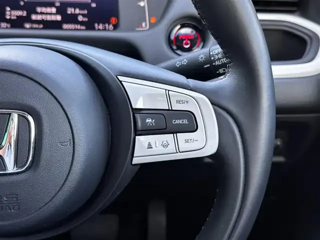 ホンダ フィット e:HEVホーム 宮城県 2020(令2)年 0.6万km プラチナホワイトパール Honda CONNECT for Gathers＋ナビ装着用スペシャルパッケージ/・オーディオリモートコントロールスイッチ/・リアワイドカメラ/・USBジャック/＝＝＝/ホンダセンシング/●衝突軽減ブレーキ〈CMBS〉/●誤発進抑制機能/●後方誤発進抑制機能/●近距離衝突軽減ブレーキ/●歩行者事故低減ステアリング/●路外逸脱抑制機能/●渋滞追従機能付アダプティブ・クルーズ・コントロール〈ACC〉/●車線維持支援システム〈LKAS〉/●先行車発進お知らせ機能/●標識認識機能/●オートハイビーム/コーナーセンサー/純正ナビ（VXM-215Ci）/・CD/SD/・Bluetooth/バックカメラ/ドライブレコーダー/革巻きステアリング/電動パーキングブレーキ/ブレーキホールド/LEDヘッドランプ/オートライト/スマートキー＆プッシュスタート/電動格納ミラー/純正フロアマット/ドアバイザー/W/サイド/カーテンエアバッグ