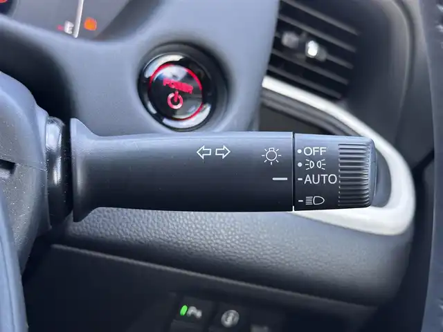 ホンダ フィット e:HEVホーム 宮城県 2020(令2)年 0.6万km プラチナホワイトパール Honda CONNECT for Gathers＋ナビ装着用スペシャルパッケージ/・オーディオリモートコントロールスイッチ/・リアワイドカメラ/・USBジャック/＝＝＝/ホンダセンシング/●衝突軽減ブレーキ〈CMBS〉/●誤発進抑制機能/●後方誤発進抑制機能/●近距離衝突軽減ブレーキ/●歩行者事故低減ステアリング/●路外逸脱抑制機能/●渋滞追従機能付アダプティブ・クルーズ・コントロール〈ACC〉/●車線維持支援システム〈LKAS〉/●先行車発進お知らせ機能/●標識認識機能/●オートハイビーム/コーナーセンサー/純正ナビ（VXM-215Ci）/・CD/SD/・Bluetooth/バックカメラ/ドライブレコーダー/革巻きステアリング/電動パーキングブレーキ/ブレーキホールド/LEDヘッドランプ/オートライト/スマートキー＆プッシュスタート/電動格納ミラー/純正フロアマット/ドアバイザー/W/サイド/カーテンエアバッグ
