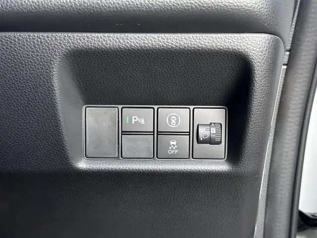 ホンダ フィット e:HEVホーム 宮城県 2020(令2)年 0.6万km プラチナホワイトパール Honda CONNECT for Gathers＋ナビ装着用スペシャルパッケージ/・オーディオリモートコントロールスイッチ/・リアワイドカメラ/・USBジャック/＝＝＝/ホンダセンシング/●衝突軽減ブレーキ〈CMBS〉/●誤発進抑制機能/●後方誤発進抑制機能/●近距離衝突軽減ブレーキ/●歩行者事故低減ステアリング/●路外逸脱抑制機能/●渋滞追従機能付アダプティブ・クルーズ・コントロール〈ACC〉/●車線維持支援システム〈LKAS〉/●先行車発進お知らせ機能/●標識認識機能/●オートハイビーム/コーナーセンサー/純正ナビ（VXM-215Ci）/・CD/SD/・Bluetooth/バックカメラ/ドライブレコーダー/革巻きステアリング/電動パーキングブレーキ/ブレーキホールド/LEDヘッドランプ/オートライト/スマートキー＆プッシュスタート/電動格納ミラー/純正フロアマット/ドアバイザー/W/サイド/カーテンエアバッグ