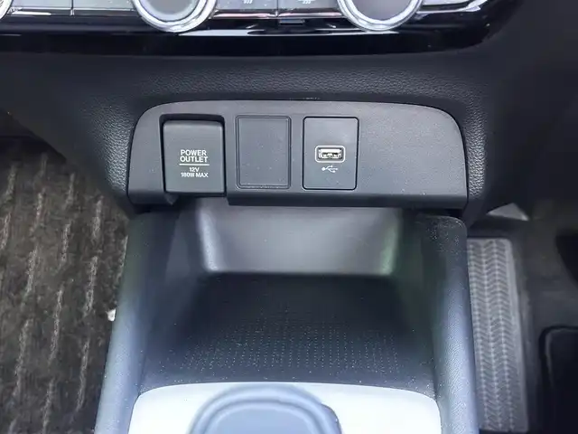 ホンダ フィット e:HEVホーム 宮城県 2020(令2)年 0.6万km プラチナホワイトパール Honda CONNECT for Gathers＋ナビ装着用スペシャルパッケージ/・オーディオリモートコントロールスイッチ/・リアワイドカメラ/・USBジャック/＝＝＝/ホンダセンシング/●衝突軽減ブレーキ〈CMBS〉/●誤発進抑制機能/●後方誤発進抑制機能/●近距離衝突軽減ブレーキ/●歩行者事故低減ステアリング/●路外逸脱抑制機能/●渋滞追従機能付アダプティブ・クルーズ・コントロール〈ACC〉/●車線維持支援システム〈LKAS〉/●先行車発進お知らせ機能/●標識認識機能/●オートハイビーム/コーナーセンサー/純正ナビ（VXM-215Ci）/・CD/SD/・Bluetooth/バックカメラ/ドライブレコーダー/革巻きステアリング/電動パーキングブレーキ/ブレーキホールド/LEDヘッドランプ/オートライト/スマートキー＆プッシュスタート/電動格納ミラー/純正フロアマット/ドアバイザー/W/サイド/カーテンエアバッグ